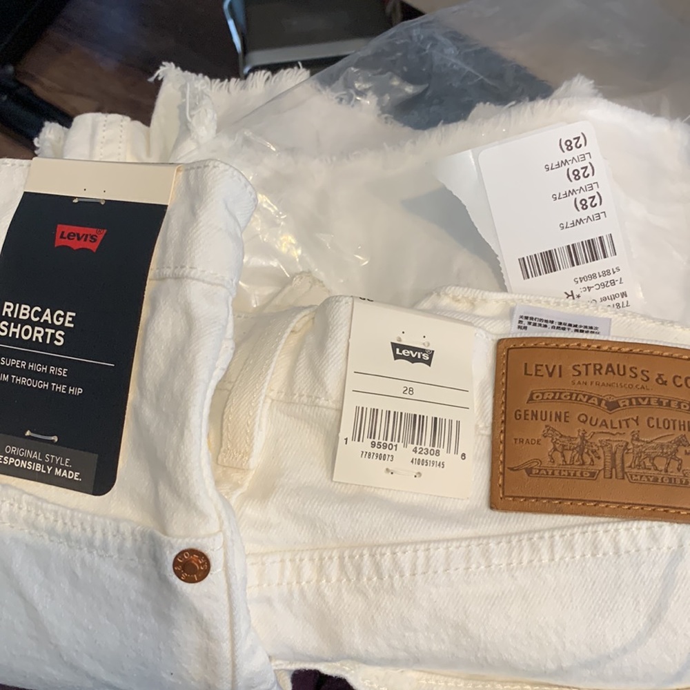 LEVI'S Ribcage Short in Mother Of Pearl Stretch Size 28 from REVOLVE - Picture 5 of 8